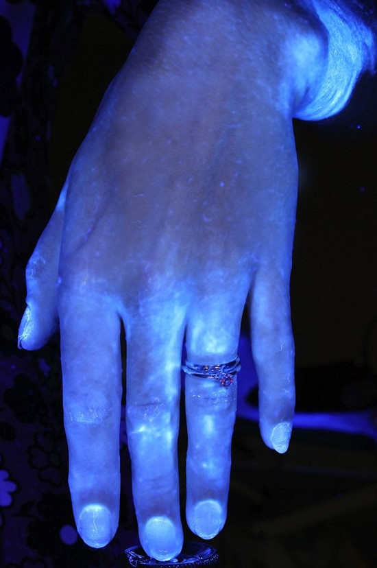 Picture 4 of Experiments show that you are washing your hands extremely 'dirty'