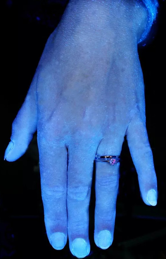 Picture 6 of Experiments show that you are washing your hands extremely 'dirty'