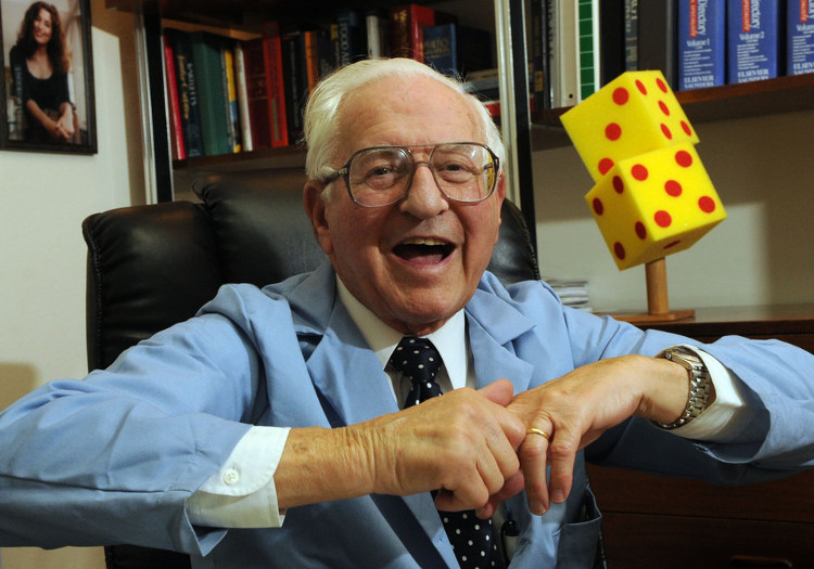 Picture 3 of Experts self-cracked their hands for 60 consecutive years just to prove a little thing
