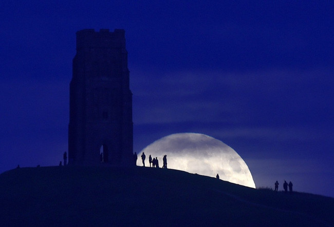 Picture 4 of Explaining why there are photos that capture the big moon so big
