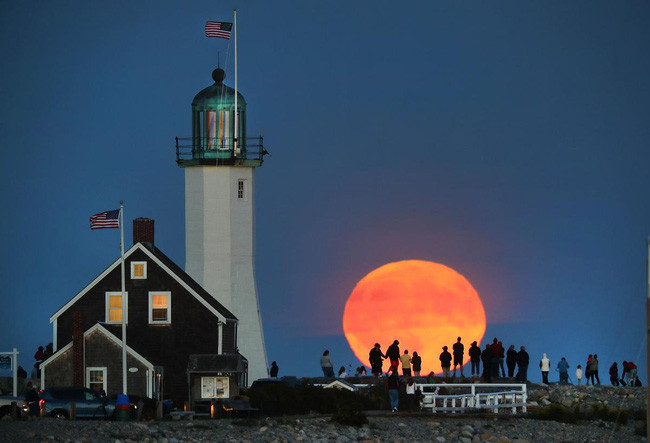 Picture 5 of Explaining why there are photos that capture the big moon so big