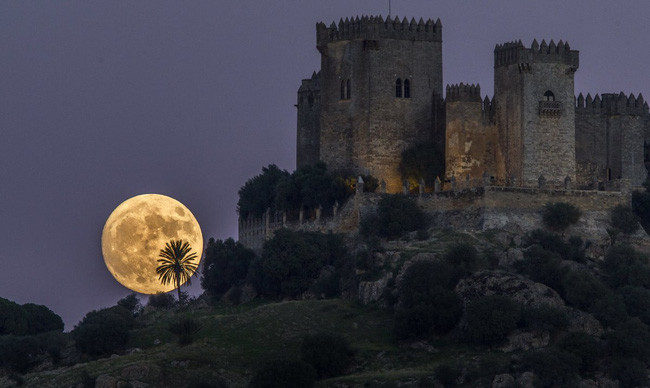 Picture 6 of Explaining why there are photos that capture the big moon so big