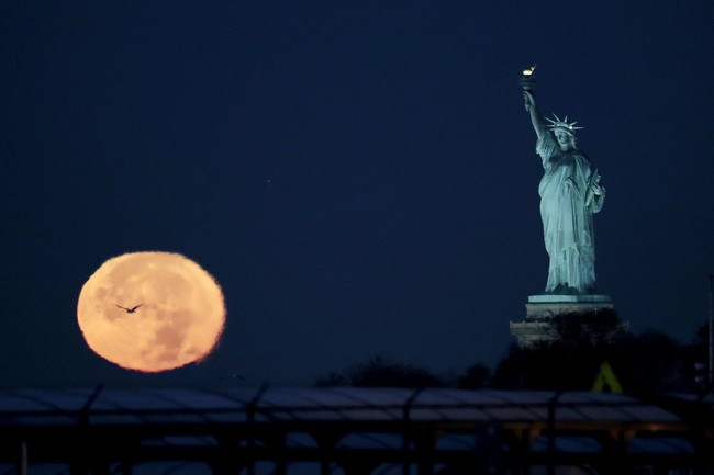 Picture 9 of Explaining why there are photos that capture the big moon so big