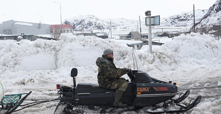 Picture 12 of Explore the snow-covered village in the Arctic region