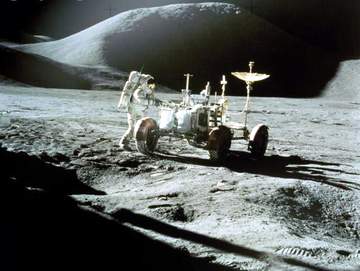 Picture 1 of Explore the surface of the Moon