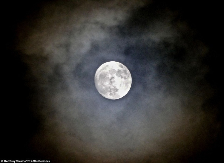 Picture 6 of Extremely rare wolf moon appears all over the world