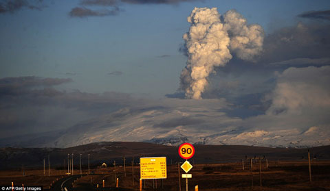 Picture 5 of Eyjafjallajokull's wrath faded under the aurora
