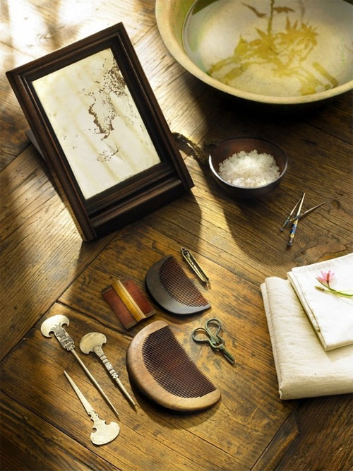 Picture 7 of 'Falling back' about women defying to whiten skin from ancient needles