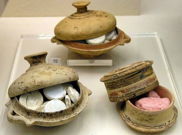 Picture 8 of 'Falling back' about women defying to whiten skin from ancient needles