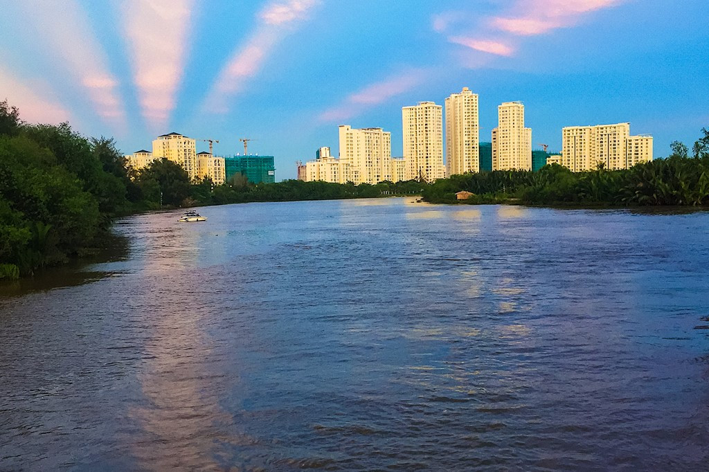 Picture 3 of Fan-shaped sunbeams draw attention in the sky of Saigon