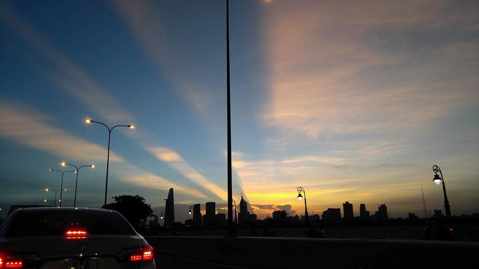 Picture 6 of Fan-shaped sunbeams draw attention in the sky of Saigon