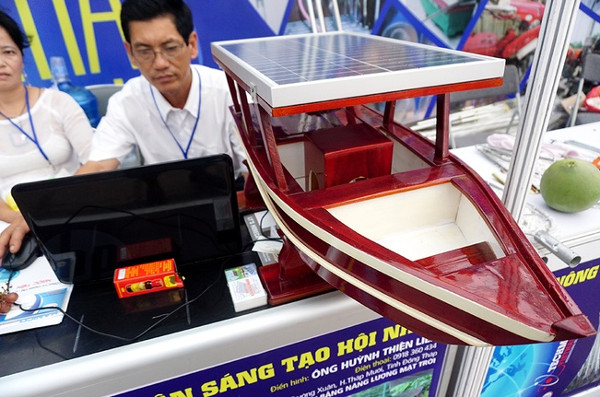 Picture 7 of Farmers 'demonstration' products at the science market