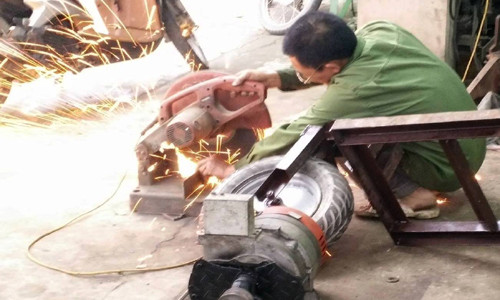 Picture 2 of Farmers invented a transplant machine to help their wife with the farm work