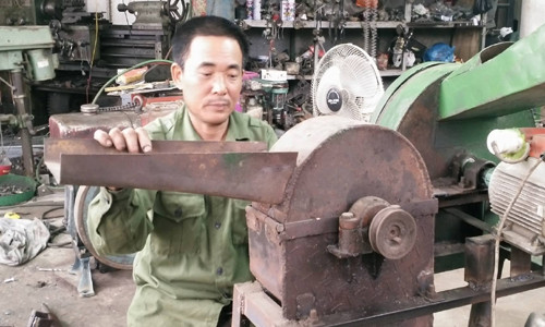 Picture 3 of Farmers invented a transplant machine to help their wife with the farm work