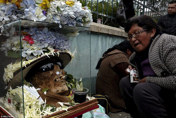 Picture 10 of Festival decorated skulls