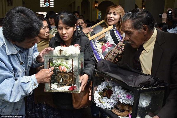 Picture 6 of Festival decorated skulls
