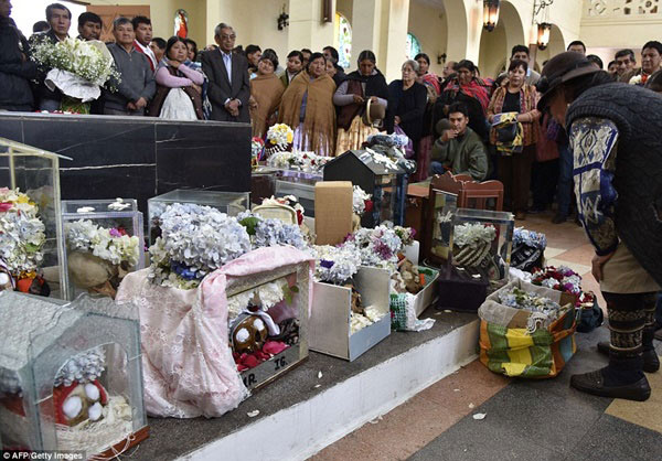 Picture 7 of Festival decorated skulls