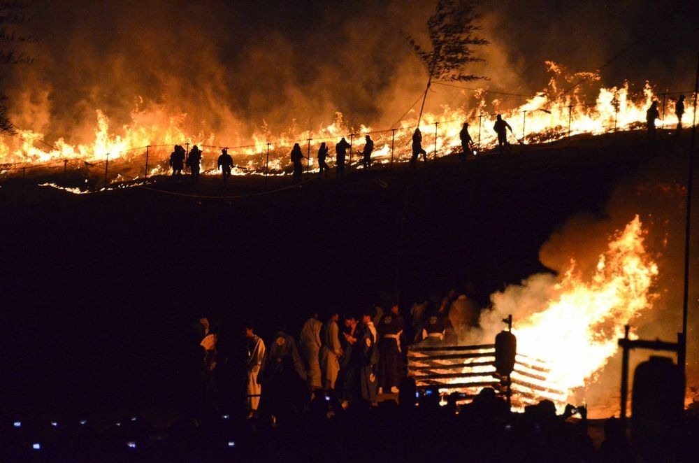 Picture 6 of Festival of burning a whole mountain in Japan