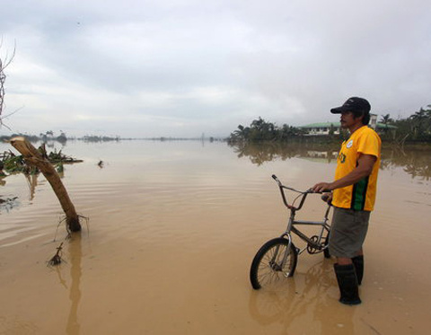Picture 1 of Filipinos in pain after the storm