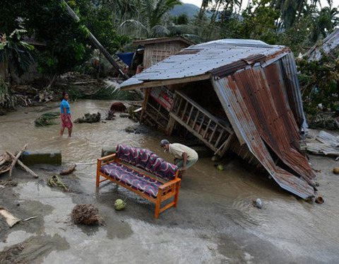 Picture 2 of Filipinos in pain after the storm