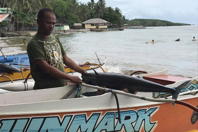 Picture 5 of Fishermen catch big fish with mysterious patterns on fish