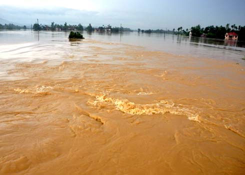 Picture 1 of Flood rains divided Central Vietnam, 8 people were killed