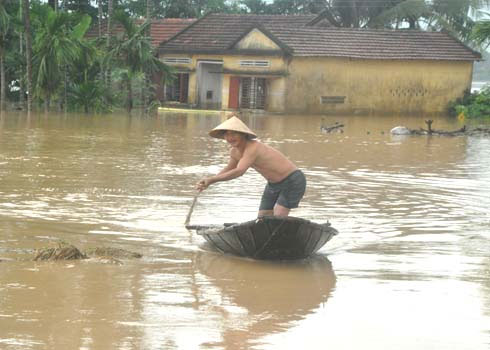 Picture 2 of Flood rains divided Central Vietnam, 8 people were killed