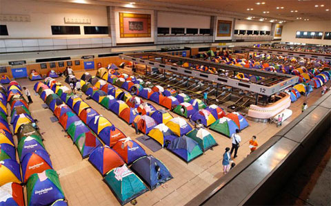 Picture 1 of Flood water enters Bangkok airport