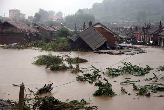 Picture 1 of Floods raged across China, 105 people died