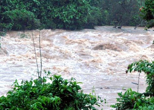 Picture 1 of Floods raging in the Central region, hundreds of passengers jammed
