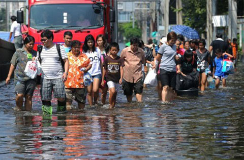 Picture 1 of Floodwaters advanced deep into Bangkok