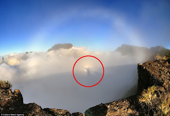 Picture 2 of Fluttering because the mysterious person appeared on the cloud