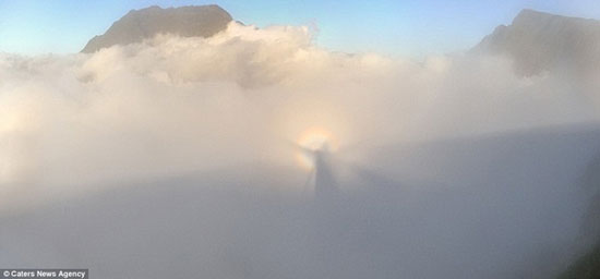 Picture 3 of Fluttering because the mysterious person appeared on the cloud