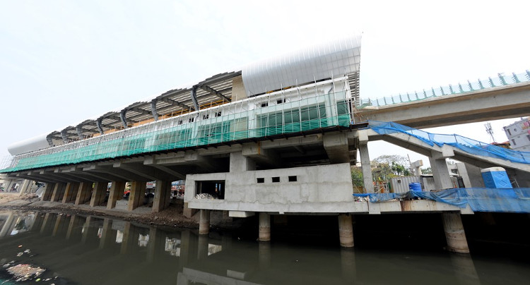 Picture 10 of Flying along the first elevated railway line is about to run