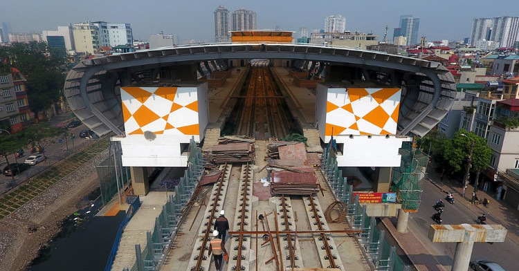 Picture 11 of Flying along the first elevated railway line is about to run