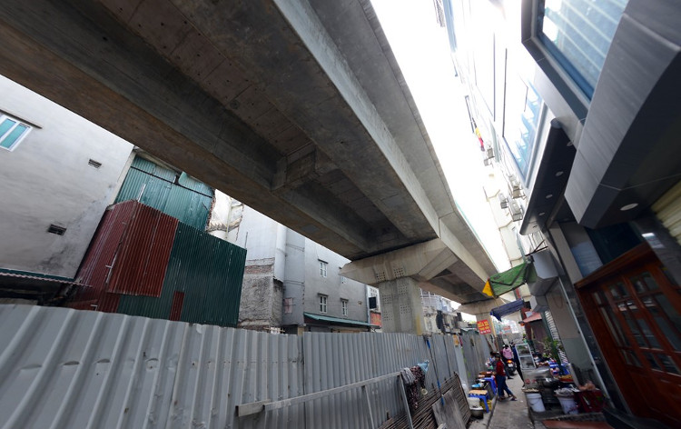 Picture 12 of Flying along the first elevated railway line is about to run