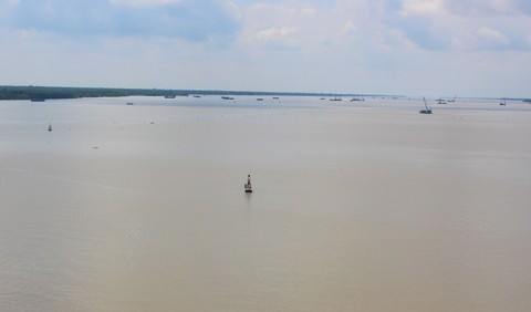 Picture 1 of 'Foolishness' hunting fish in the Ham Luong River: Seeing the corpse coming to the face 'death'