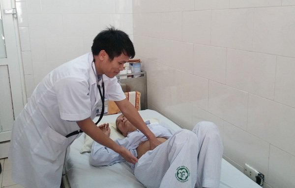 Picture 2 of For the first time, implant successful cancer treatment beads in Vietnam