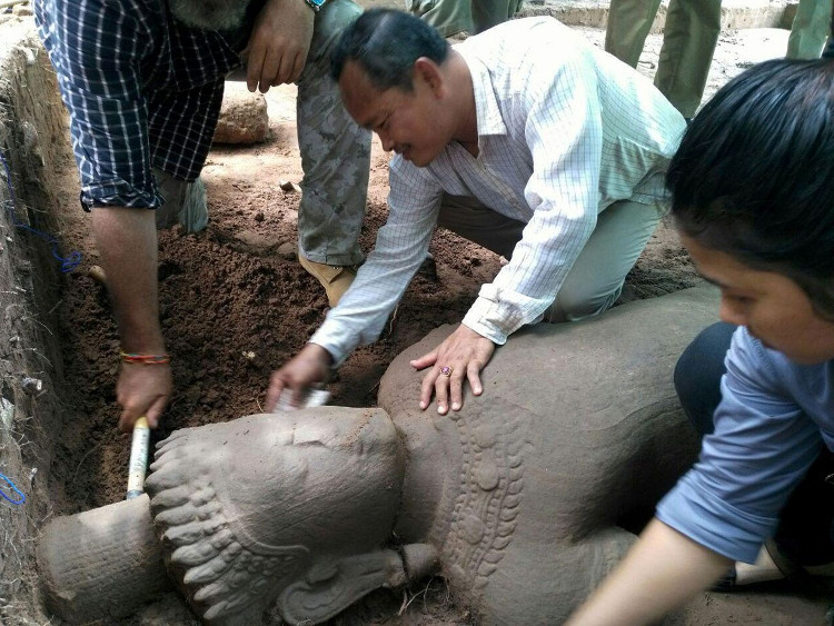 Picture 1 of Found a hundred-year-old ancient statue at Angkor