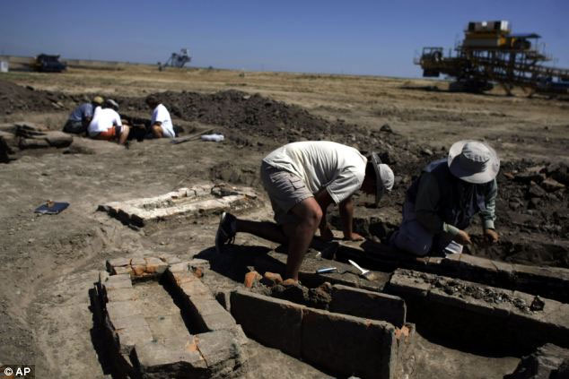 Picture 4 of Found a yard of mammoth bones in Serbia
