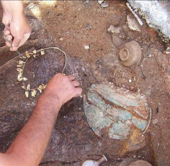 Picture 1 of Found gold ring dating back to 2,300 years