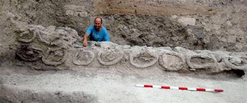 Picture 2 of Found honeycomb 3,000 years old in Israel