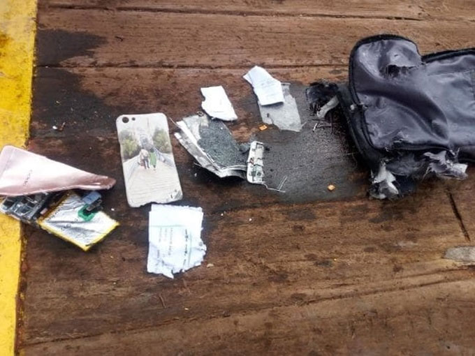 Picture 4 of Fragments, luggage, and phones float at the place where Indonesian planes fall