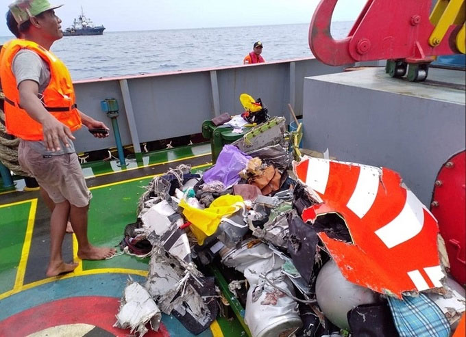 Picture 7 of Fragments, luggage, and phones float at the place where Indonesian planes fall