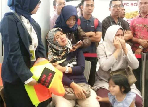 Picture 8 of Fragments, luggage, and phones float at the place where Indonesian planes fall