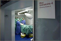 Picture 1 of France: successful surgery of the first tracheal transplants