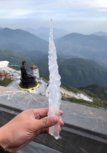 Picture 1 of Frost appears on Fansipan peak