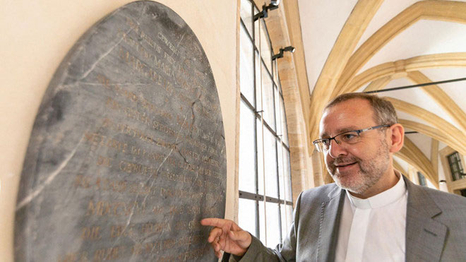 Picture 1 of German Museum shows off White Snow tombs 'real version'
