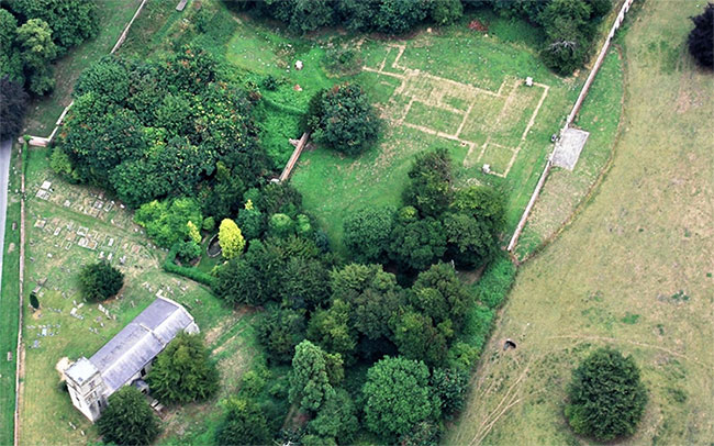 Picture 2 of 'Ghost' masterpiece suddenly appeared in the middle of the wilderness thanks to the summer sun