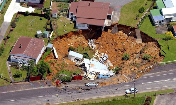 Picture 4 of Giant death holes around the world